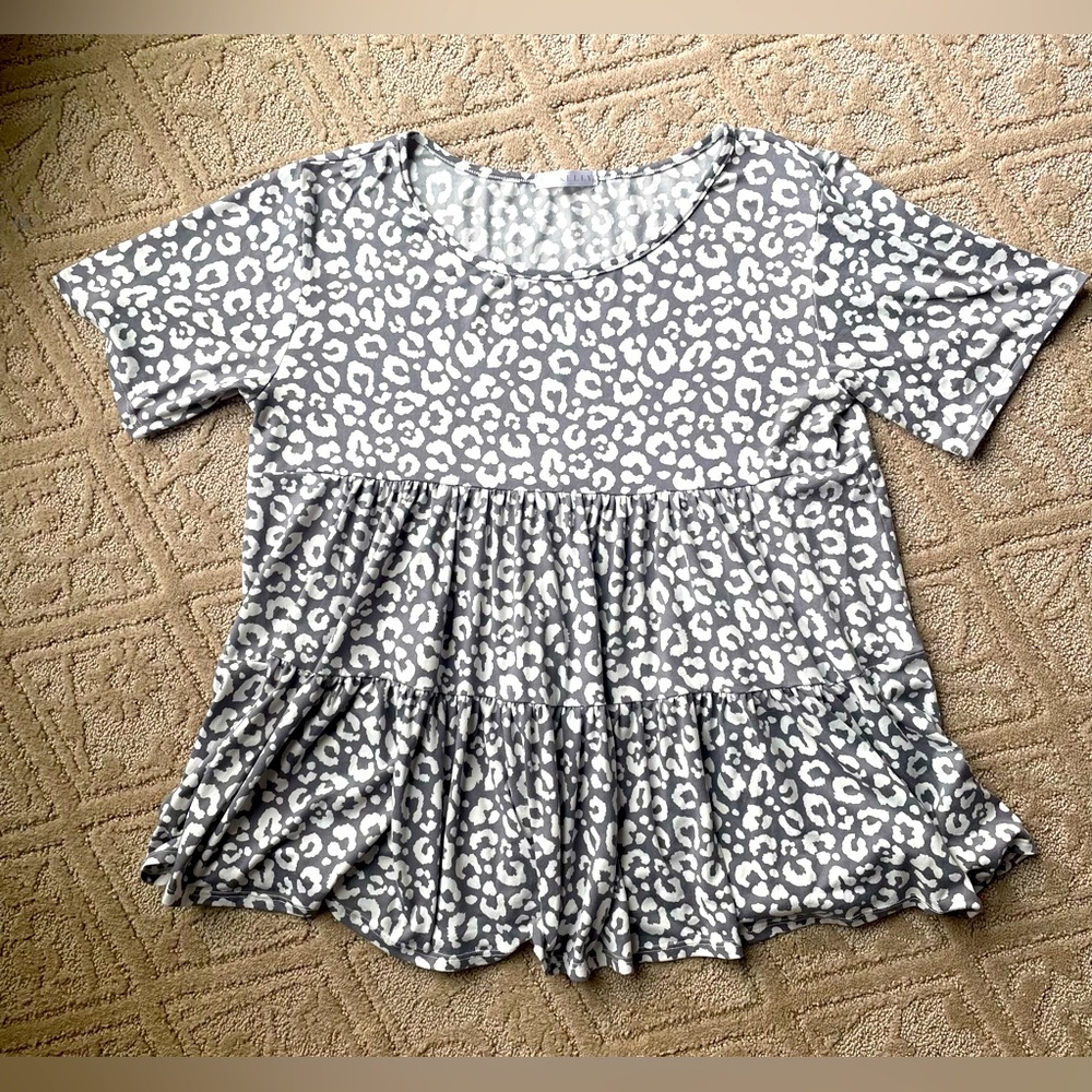 Blakeley Women’s Grey Leopard Short sleeve Top Shirt Size Large Flowly Fit